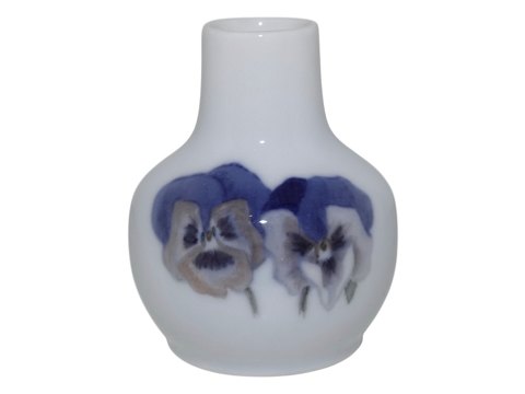 Royal Copenhagen Art Nouveau
Miniature vase med stedmoderblomster  fra 1898-1923
