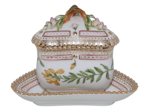 Flora Danica
Trekantet cremekop med låg og underkop