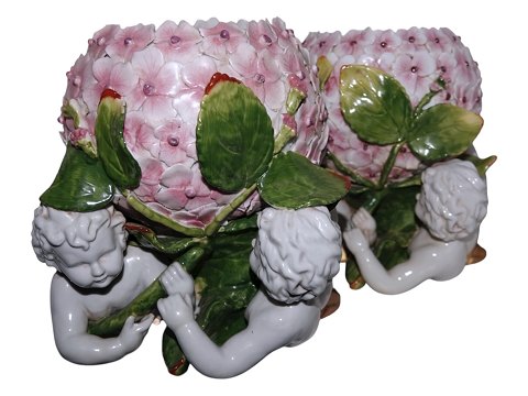 Tysk porcelænPar store urtepotter med hortensia og engle fra ca. 1900
