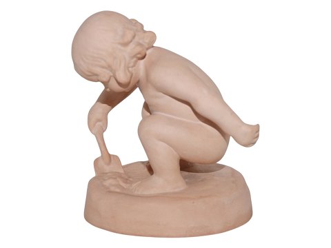 IpsenFigur af pige med sandskovl af Kai Nielsen