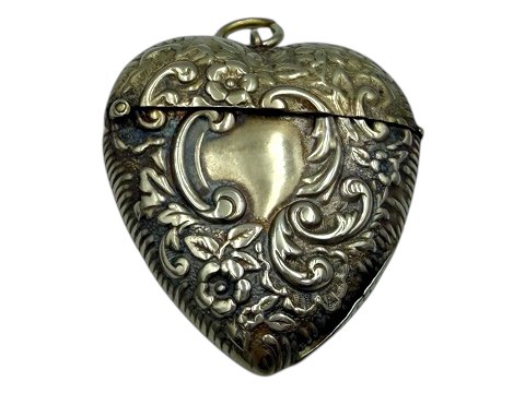 Hovedvandsæg i form af hjerte med øsknen til at hænge i kæde fra ca. 1800