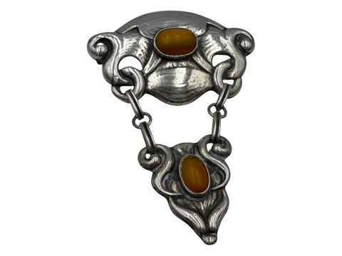 Bernhard Hertz sølvStor Art Nouveau broche med rav fra ca. 1900-1910