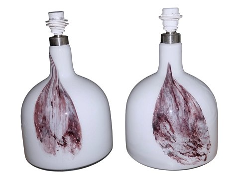 HolmegaardStor Lamp Art bordlampe med lilla dekoration