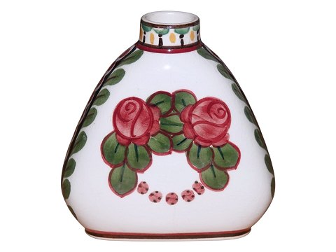 Aluminia "Trekantet" vase med røde roser