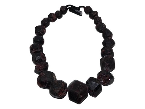 MoniesVery substantial necklace with rough dark red garnets
