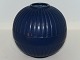 Ipsen keramik
Mørkeblå rund vase med riller