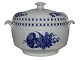 Blue Flower Braided
Early, round soup tureen from 1810-1820