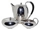 Georg Jensen sølv
Moderne kaffekande, flødekande og sukkerskål af Johan Rohde